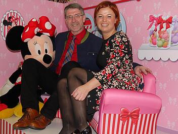 Willkommen in der quietschbunten Spielzeugwelt: Michael Busch und Beatrice Schur, auf einer Kinder-Sitzecke, für die die Firma Hauck satte Lizenzgebühren an den Disney-Konzern bezahlen musste.