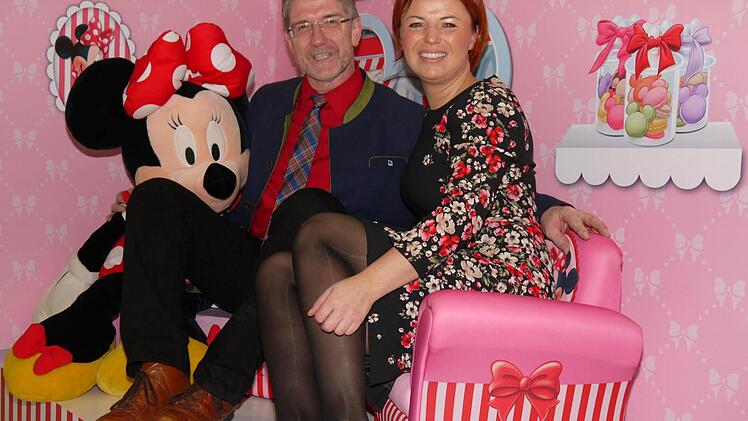 Willkommen in der quietschbunten Spielzeugwelt: Michael Busch und Beatrice Schur, auf einer Kinder-Sitzecke, für die die Firma Hauck satte Lizenzgebühren an den Disney-Konzern bezahlen musste.