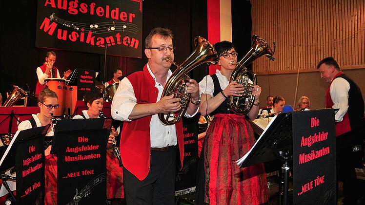 Udo Zehe und Martina Bayer erfreuten die Zuhörer mit dem Solostück für zwei Es-Hörner "Bilitis". Foto Ulrike Langer