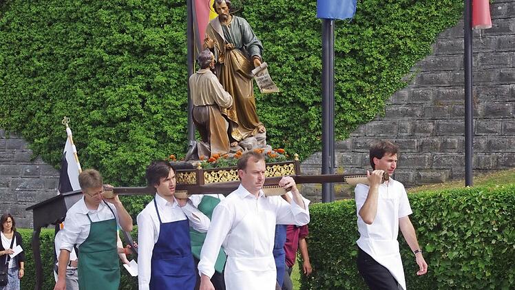 Das Tragen der Josefstatue forderte vollen Einsatz von den jungen Männern.  Foto: Heike Schülein