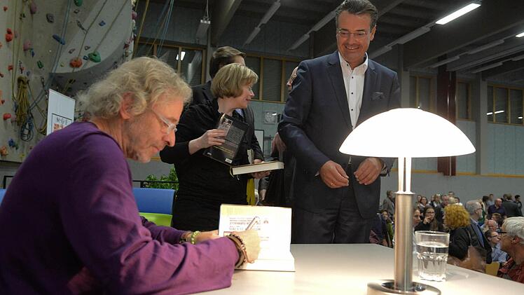 Gottschalk signierte nach seiner "Herbstblond"-Show in der Zweifachturnhalle des MGF-Gymnasiums noch viele Bücher.