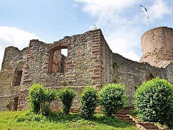 Im 13. Jahrhundert erbaut und während des Dreißigjährigen Krieges zerstört: Die Ruine von Burg Polle ist ein steinerner Zeuge vergangener Epochen.