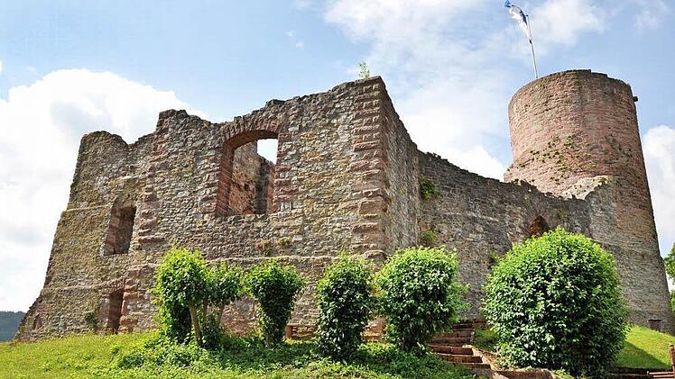Im 13. Jahrhundert erbaut und während des Dreißigjährigen Krieges zerstört: Die Ruine von Burg Polle ist ein steinerner Zeuge vergangener Epochen.
