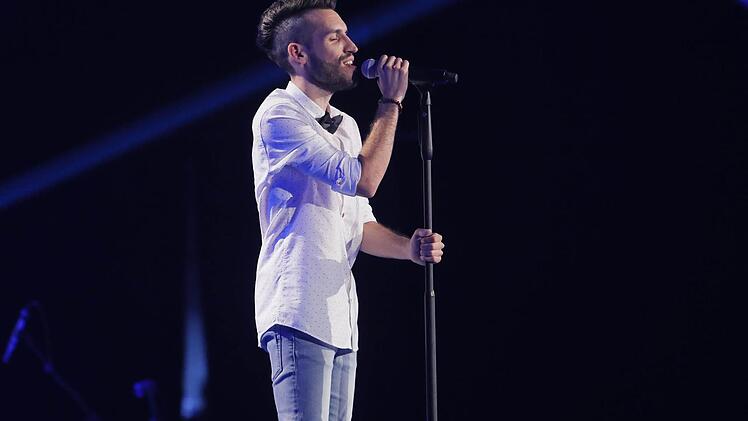 Flávio Martins singt in den Blind Auditions in der TV-Show "The Voice of Germany". Foto: SAT.1/ProSieben/ Richard Huebner