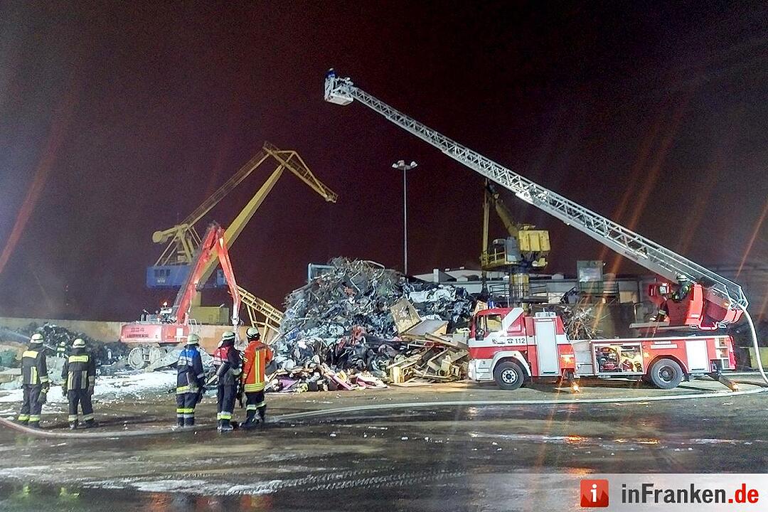 Großbrand im Hafen - Anwohner sollen Fenster und Türen geschlossen halten