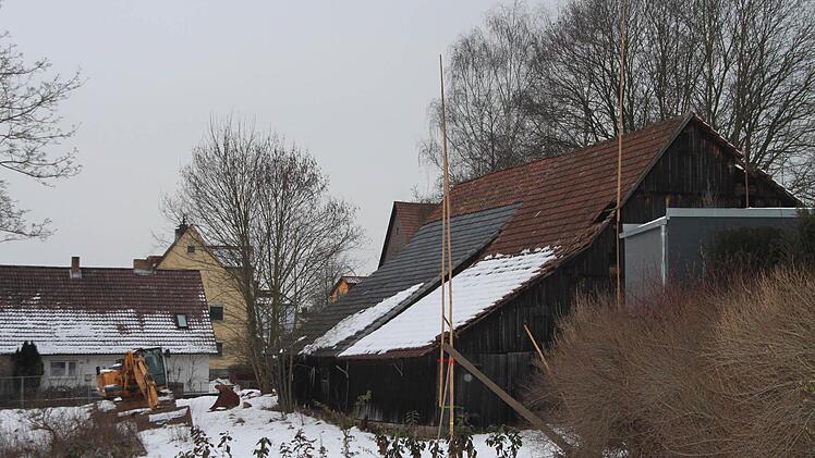 Diesen Blick haben jetzt die Nachbarn vom Weiherbach auf den ehemaligen Bauernhof. Foto: Stephan Tiroch