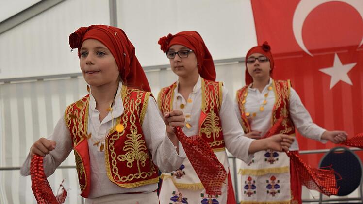 Die Tanzgruppe der Ditib Gemeinde zeigt den Gästen einen traditionellen Tanz. Foto: Daniela Pondelicek