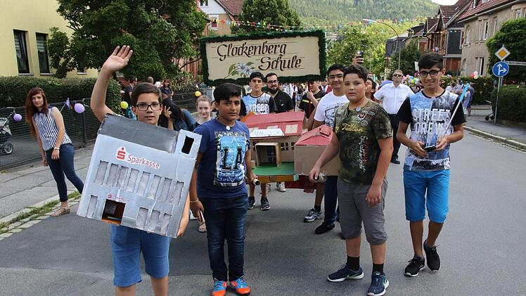 Die Schüler der Glockenberg-Schule hatten ihre Schule im Modell dabei. Foto: Michael Stelzner