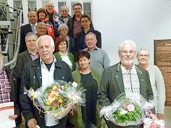 Eine ganze Reihe von Blutspendern konnte Bürgermeister Bernd Reisenweber auszeichnen.  Fotos: Lothar Weidner
