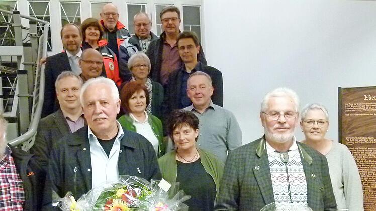 Eine ganze Reihe von Blutspendern konnte Bürgermeister Bernd Reisenweber auszeichnen.  Fotos: Lothar Weidner