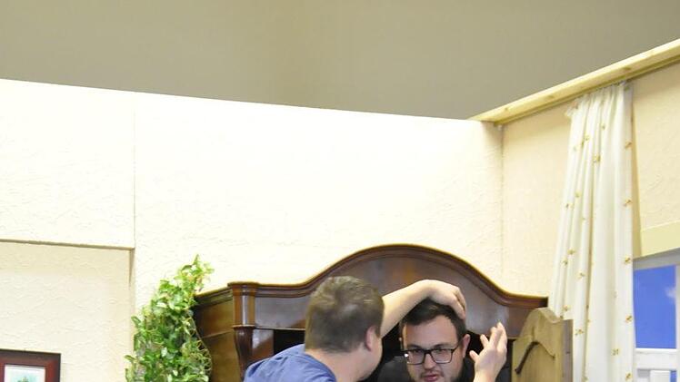 Der Pfarrer (Florian Baier) wird von Max (Fabian Halbig) im Schrank versteckt.