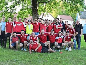 Die Aufstiegs-Mannschaft und Offizielle aus Anlass der Feier. Foto: privat