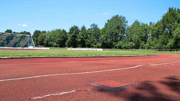 Die Tartanbahn im Sportzentrum ist schon seit Jahren sanierungsbed&uuml;rftig. Jetzt geht die Stadt das Problem an.  Foto: Thomas Malz