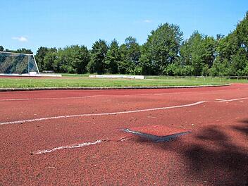 Die Tartanbahn im Sportzentrum ist schon seit Jahren sanierungsbedürftig. Jetzt geht die Stadt das Problem an.  Foto: Thomas Malz