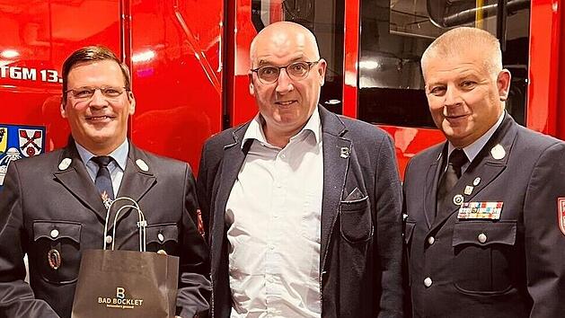 Bürgermeister Andreas Sandwall (Mitte) und Kreisbrandmeister Steffen Kiesel gratulieren Christian Horn (links) zur Wiederwahl als 1. Kommandant der Bad Bockleter Feuerwehr.