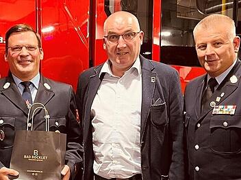 B&uuml;rgermeister Andreas Sandwall (Mitte) und Kreisbrandmeister Steffen Kiesel gratulieren Christian Horn (links) zur Wiederwahl als 1. Kommandant der Bad Bockleter Feuerwehr.