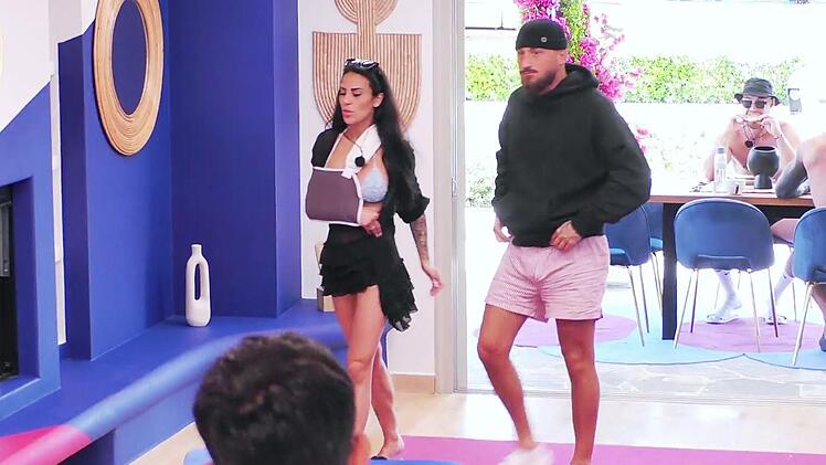 Verletzt kehrt Elena nach dem Sturz in die Villa zur&uuml;ck.