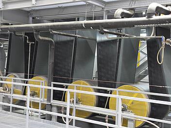 An alter Stelle entstand in den vergangenen beiden Jahren für 15 Millionen Euro eine neue Halle samt modernster Produktionsanlage. Der Bitumen-Geruch soll jetzt außen nicht mehr zu vernehmen sein. Foto: Ronald Rinklef