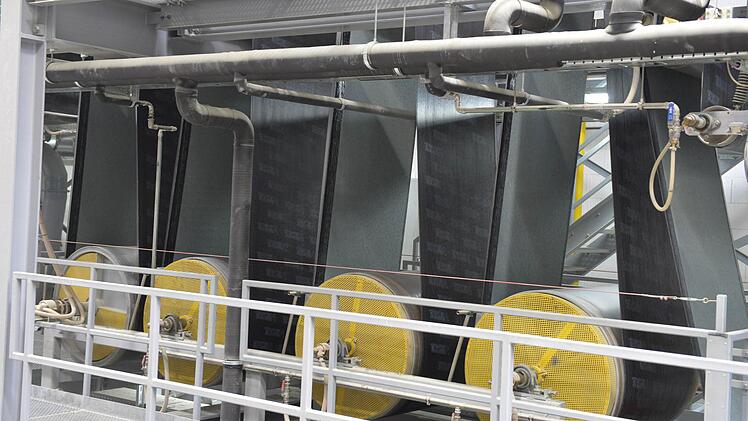 An alter Stelle entstand in den vergangenen beiden Jahren für 15 Millionen Euro eine neue Halle samt modernster Produktionsanlage. Der Bitumen-Geruch soll jetzt außen nicht mehr zu vernehmen sein. Foto: Ronald Rinklef