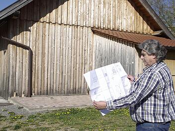 Die Halle auf der Saaleinsel - vom Förderkreis Stadtmuseum und Denkmalpflege erbaut und genutzt - erhält einen Anbau für Geräte und Mobiliar. Ingenieur Erich Hutzelmann hat dazu den Plan erstellt.  Foto: Winfried Ehling