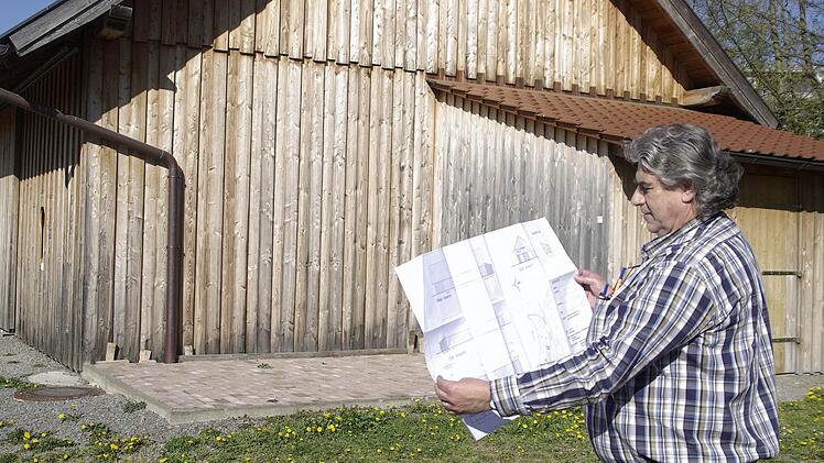 Die Halle auf der Saaleinsel - vom Förderkreis Stadtmuseum und Denkmalpflege erbaut und genutzt - erhält einen Anbau für Geräte und Mobiliar. Ingenieur Erich Hutzelmann hat dazu den Plan erstellt.  Foto: Winfried Ehling
