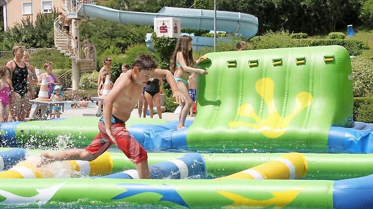Bei der "Poolparty" im Freibad Kunomare ging es ausgelassen und fröhlich zu. Auf dem Hindernisparcours, dem Aqua-Trek, war Geschicklichkeit gefragt. Fotos: Stephan Stöckel