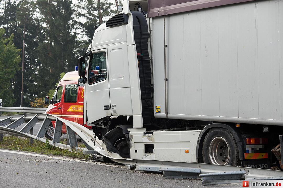 Lkw kracht nach Reifenplatzer auf A73 in Leitplanke