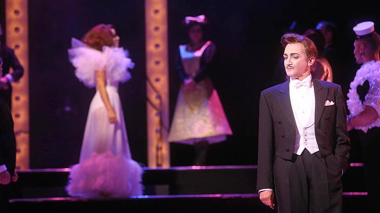 Szene aus "Ball im Savoy" am Landestheater CoburgFoto: Henning Rosenbusch