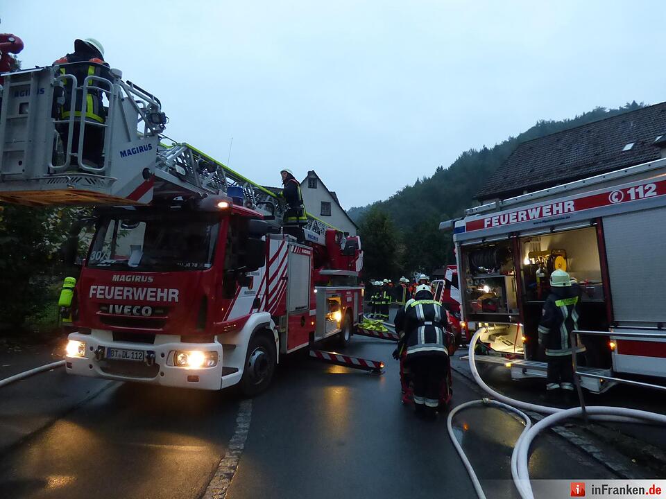 Feuer in Tüchersfeld: Auto in Flammen, Garage brennt aus