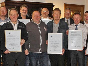 Geschäftsleiter Hans Püls (Zweiter von rechts) bedankte sich bei seinen Mitarbeitern (von links): Wolfgang Deuber, Helmut Hämmer, Ottmar Geißler, Horst Knorr, Reinhold Graßmann, Jürgen Müller, Siegfried Ultsch, Miroslaw Kuchciak, Gerd Münch, Werner Schneider, Uwe Braunersreuther, Martin Herold und Rainer Zöllner.  Foto: Erich Lutter