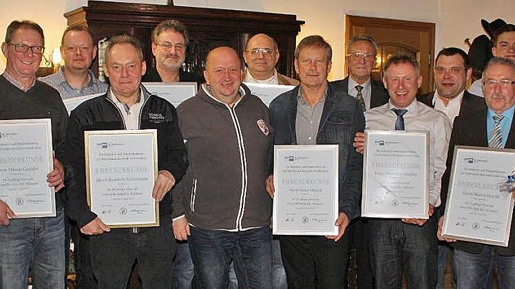Geschäftsleiter Hans Püls (Zweiter von rechts) bedankte sich bei seinen Mitarbeitern (von links): Wolfgang Deuber, Helmut Hämmer, Ottmar Geißler, Horst Knorr, Reinhold Graßmann, Jürgen Müller, Siegfried Ultsch, Miroslaw Kuchciak, Gerd Münch, Werner Schneider, Uwe Braunersreuther, Martin Herold und Rainer Zöllner.  Foto: Erich Lutter