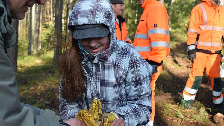 Lara Herrmann, 13 Jahre alt, hat im Dickicht eine Blindschleiche gefunden - die sei völlig harmlos, versichert ihr Frank Wystrach. Foto: Daniela Pondelicek