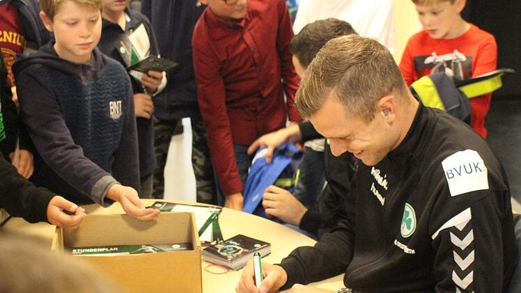 Der Andrang am Mittwoch war groß. Die Autogrammkarten reichten nicht aus. Yannick Hupfer