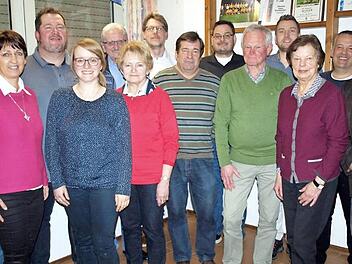 Die geehrten Mitglieder sind die Stützen des SV Steinwiesen. Das Bild zeigt (von links): Marco Brehm (40 Jahre), Birgit Beierlorzer (25), BLSV-Vorsitzenden Mario Schmid, Karina Sonntag (25), Klaus Wunder (60), Gerlinde Kuhnlein (60) Kassier Manfred Hümmer, Reinhold Merkl (25), Spartenleiter Jochen Höhn, Gerhard Hauck (60), Zweiter Vorsitzender Fabian Simon, Inge Hellgeth (50), Rainer Deuerling und Vorsitzenden Richard Rauh.  Foto: Susanne Deuerling