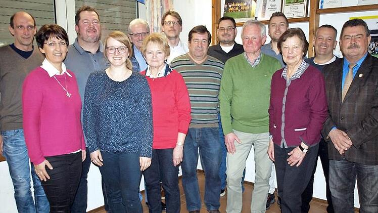 Die geehrten Mitglieder sind die Stützen des SV Steinwiesen. Das Bild zeigt (von links): Marco Brehm (40 Jahre), Birgit Beierlorzer (25), BLSV-Vorsitzenden Mario Schmid, Karina Sonntag (25), Klaus Wunder (60), Gerlinde Kuhnlein (60) Kassier Manfred Hümmer, Reinhold Merkl (25), Spartenleiter Jochen Höhn, Gerhard Hauck (60), Zweiter Vorsitzender Fabian Simon, Inge Hellgeth (50), Rainer Deuerling und Vorsitzenden Richard Rauh.  Foto: Susanne Deuerling