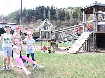 Finn, Lilly, Emilia (vorne) und Alicia (von links) können  auch in Zukunft  auf dem Spielplatz  in Steinberg  neben dem Kindergarten mit der Seilbahn fahren. Das Gerücht, die Geräte müssten umziehen, stimmt nicht. Foto: Andreas Schmitt