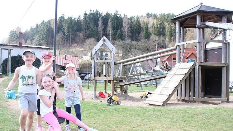 Finn, Lilly, Emilia (vorne) und Alicia (von links) können  auch in Zukunft  auf dem Spielplatz  in Steinberg  neben dem Kindergarten mit der Seilbahn fahren. Das Gerücht, die Geräte müssten umziehen, stimmt nicht. Foto: Andreas Schmitt