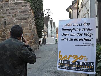 Revolution war 2018. Passende Sprüche lassen sich auch zu anderen Themen finden.  Foto: Bernhard Panzer