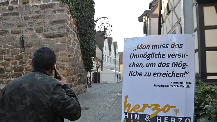 Revolution war 2018. Passende Sprüche lassen sich auch zu anderen Themen finden.  Foto: Bernhard Panzer