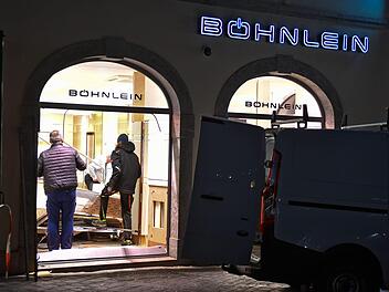 Auch am Dienstag hatte die Polizei noch keine Spur von den Einbrechern, die am Montagmorgen mit einem Auto in das Schaufenster eines Juweliergeschäfts in Bamberg gefahren waren. Foto: Ronald Rinklef