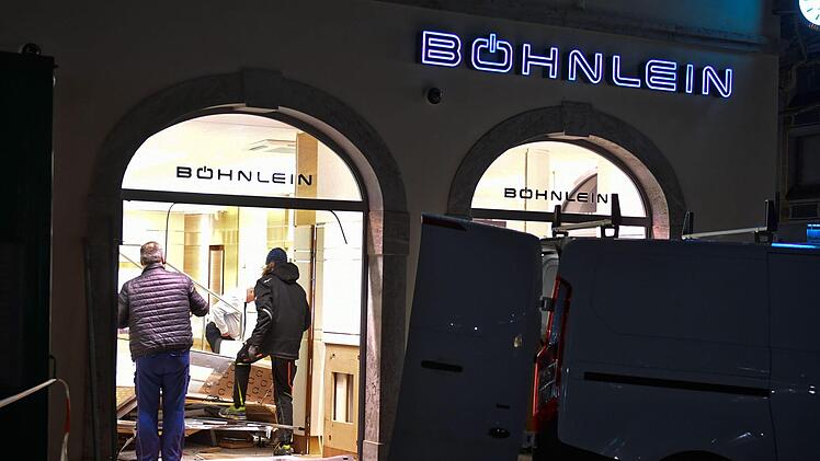 Auch am Dienstag hatte die Polizei noch keine Spur von den Einbrechern, die am Montagmorgen mit einem Auto in das Schaufenster eines Juweliergeschäfts in Bamberg gefahren waren. Foto: Ronald Rinklef