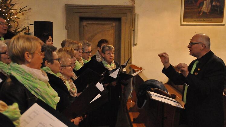 Die Sängervereinigung Burkardroth unter der musikalischen Leitung von Elmar Brehm bezauberte durch ihre mehrstimmigen Advents- und Weihnachtslieder. Foto: Peter Klopf