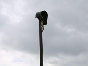 Das Hohe Kreuz im  Tal  bei Münnerstadt ist 1834 errichtet worden. Immer wieder waren Restaurierungen nötig, beispielsweise vor genau 50 Jahren. Thomas Malz