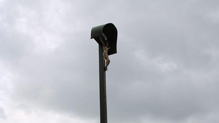 Das Hohe Kreuz im  Tal  bei Münnerstadt ist 1834 errichtet worden. Immer wieder waren Restaurierungen nötig, beispielsweise vor genau 50 Jahren. Thomas Malz