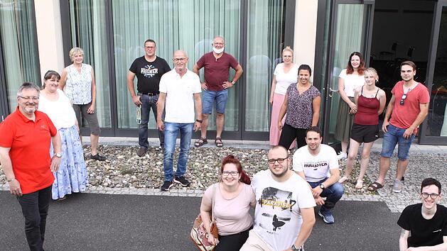 Wiedergew&auml;hlte, neugew&auml;hlte und ausgeschiedene Faschingsaktivisten der  1. Gro&szlig;en Bad Br&uuml;ckenauer Karnevalsgesellschaft  pr&auml;sentieren sich bei der  j&auml;hrlichen Mitgliederversammlung  (von links): Dieter Seban, Manuela Word, Benita D&ouml;rr, Uwe Romeis, Frank Vogler, Horst Selbert, Sandy und Pierre Worschech, Monique Fu&szlig;, Mercedes Seban-de Vlaeminck, Claudio Kleinhans, Isabell Kn&uuml;ttel, Sabrina und Michael Zin&szlig;er sowie Jannis Martin. Foto: Thomas Dill