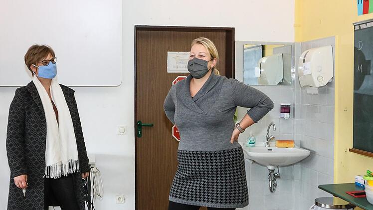 Sonja Sawinsky (links) und Sylvia Krauß vom Elternbeirat setzen sich für Waschbecken in den Hallerndorfer Klassenzimmern ein und wollen "den Gemeinderat wachrütteln". Foto: Barbara Herbst