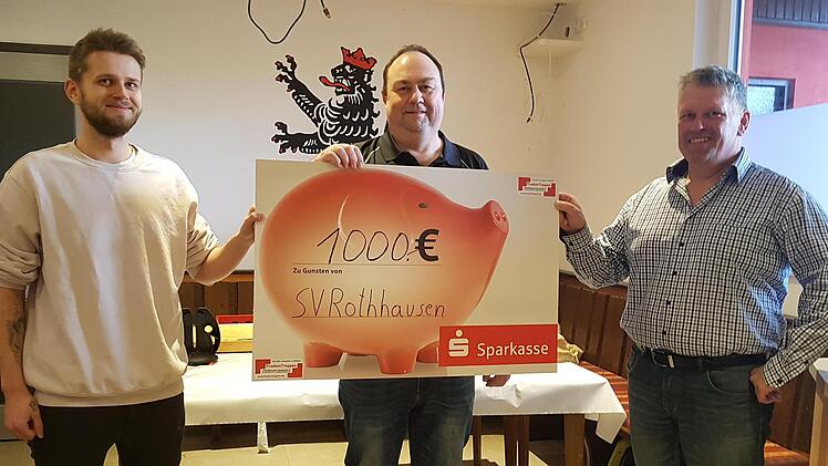 Das Foto zeigt die symbolische Scheckübergabe durch Benjamin Gleißner (links) und Jürgen Gleißner (rechts) an Bernd Müller als Vertreter des Vorstandsgremiums. Foto: Daniel Wiener