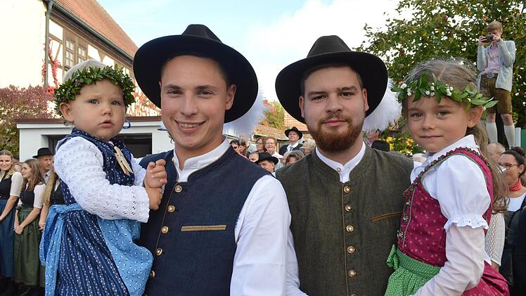 Nach dem Tanz der Planpaare wagten die Planburschen traditionsgemäß ein Tänzchen mit den kleinen Planmädchen. Foto: Isolde Krapf