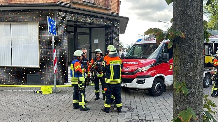 Feuerwehr Neustadt bei Coburg: Einsatzkr&auml;fte veranstalten spektakul&auml;re &Uuml;bung f&uuml;r Schaulustige
