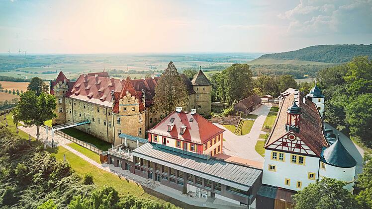 Das im 13. Jahrhundert erbaute Schloss vereint historische Architektur mit modernen Annehmlichkeiten.